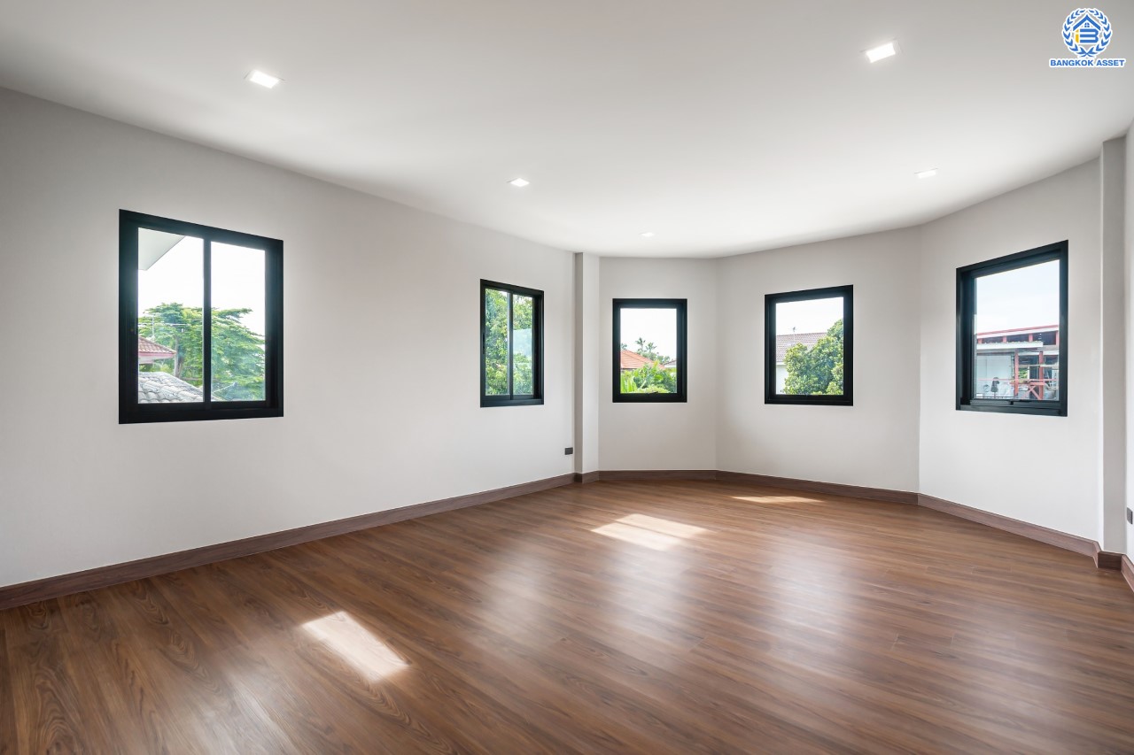 บ้านมือสองตกแต่งใหม่ ม.เมืองเอกประจิม พหลโยธิน87 ตกแต่งครบทุกฟังก์ชัน เนื้อที่ 200 ตร.ว. 3 ห้องนอน 5 ห้องน้ำ 1 ห้องรับรอง จอดรถได้ 3 คัน เชื่อมต่อทุกการเดินทาง ใกล้รถไฟฟ้าสายสีแดง "สถานีหลักหก"และทางด่วน "ศรีสมาน"